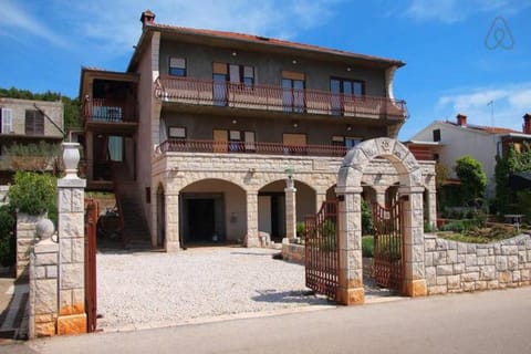 Studio Rade Bed and Breakfast in Stari Grad