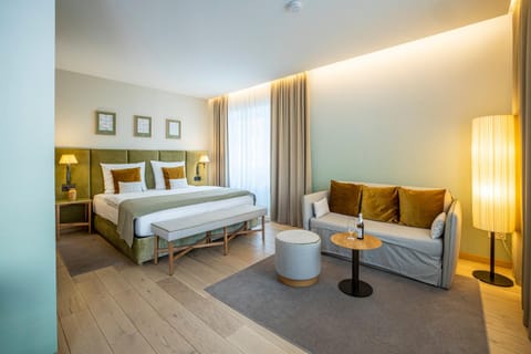 Bed, Living room, Photo of the whole room, Bedroom, Landmark view, Family, Family