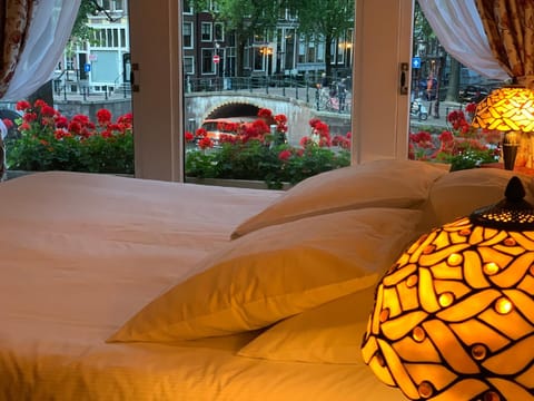 Bedroom, City view, River view, Street view