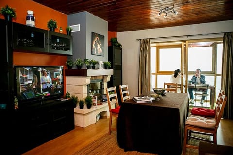 TV and multimedia, Living room, Seating area, Dining area