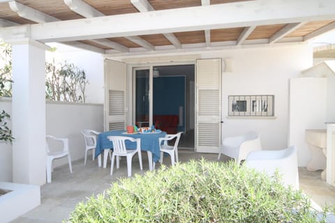 Property building, Facade/entrance, Garden, Garden view, Garden view