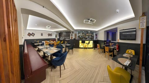Restaurant/places to eat, Lounge or bar