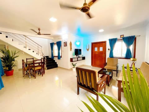 Living room, Seating area, Dining area, fireplace