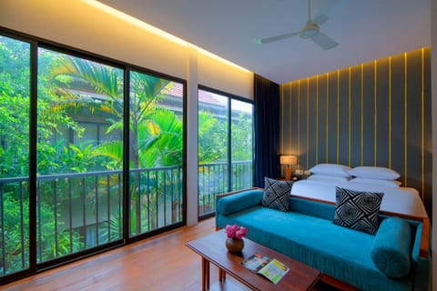 Photo of the whole room, Garden view