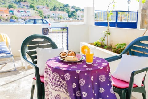 Garden, Balcony/Terrace, Seating area, Dining area, On site, Sea view, Street view