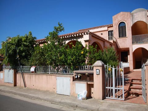 Property building, Facade/entrance, Day