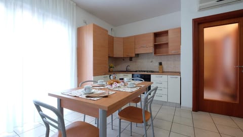 Coffee/tea facilities, Kitchen or kitchenette, Dining area