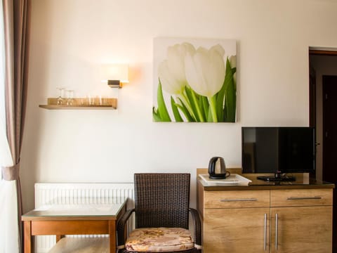 TV and multimedia, Photo of the whole room, Decorative detail, Seating area, Bedroom