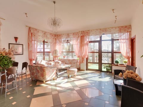 Property building, Communal lounge/ TV room, Living room, Seating area, Area and facilities