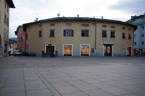 Property building, Restaurant/places to eat, Spring, Neighbourhood, On-site shops, View (from property/room), Lounge or bar, On site, Area and facilities, Shopping Area