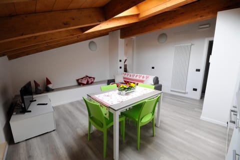 Bed, Kitchen or kitchenette, Living room, Seating area, Dining area