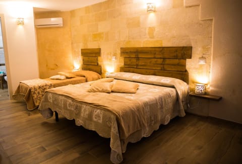Photo of the whole room, Bedroom, Family