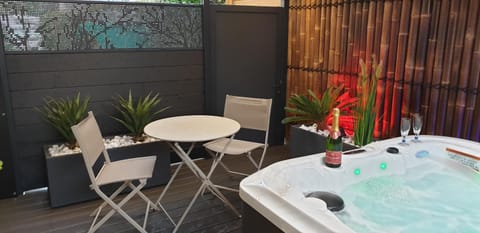 Patio, Spa and wellness centre/facilities