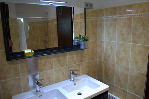 HOTEL 3 étoiles NN "LOU CIGALOUN" Hotel in Lorgues