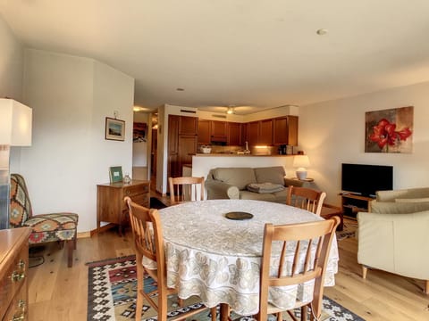 Kitchen or kitchenette, Living room, Dining area