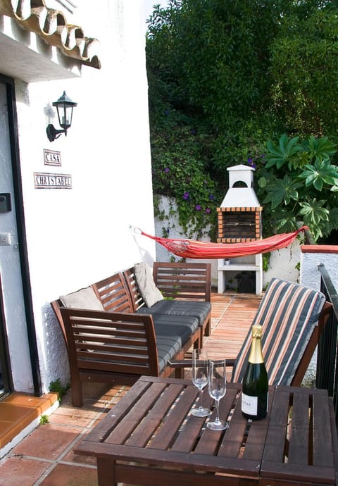 Facade/entrance, BBQ facilities, Balcony/Terrace