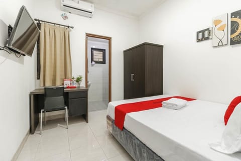 Shower, Bed, Bathroom, TV and multimedia, Bedroom