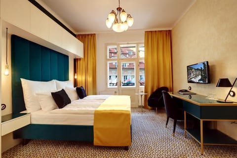 Bed, TV and multimedia, Photo of the whole room