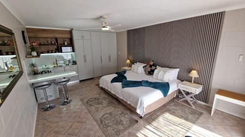 Bed, Kitchen or kitchenette, Photo of the whole room, Bedroom