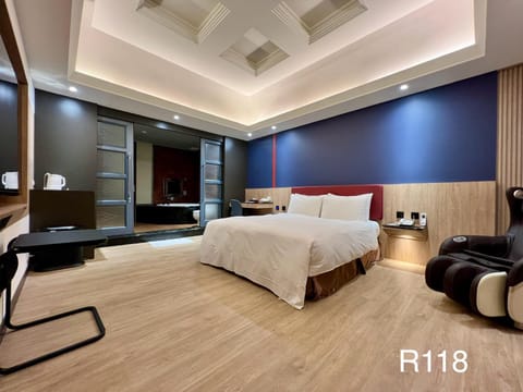Bed, TV and multimedia, Photo of the whole room, Bedroom