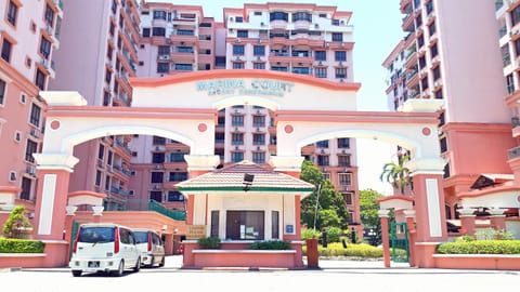 Shower, Toilet, Bed, Bathroom, TV and multimedia, Kitchen or kitchenette, Living room, Lobby or reception, Fitness centre/facilities, Seating area, Dining area, Bedroom, City view, Sea view, Street view, Swimming pool, group of guests, Family