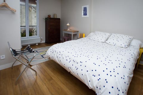Photo of the whole room, Bedroom