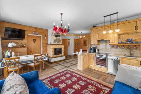 Kitchen or kitchenette, Living room, Seating area, Dining area, dishwasher, fireplace, oven, stove, toaster