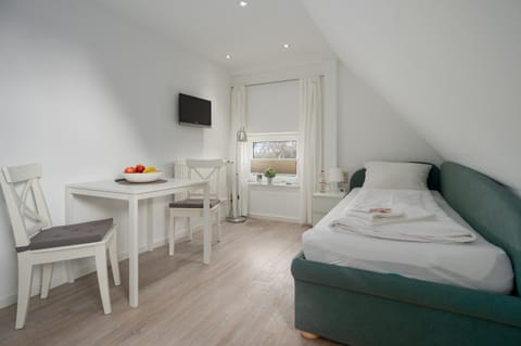 Staff, Bed, TV and multimedia, Living room, Photo of the whole room, Seating area, Dining area, Bedroom, towels