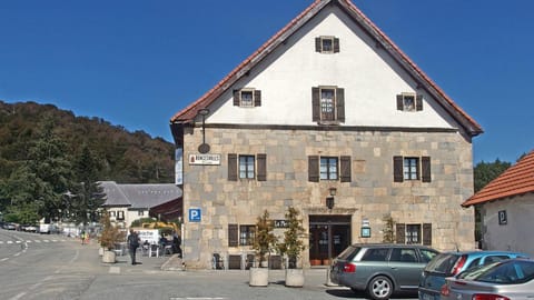Facade/entrance