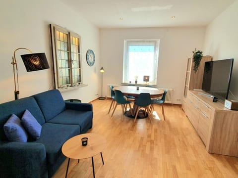Communal lounge/ TV room, TV and multimedia, Living room, Seating area, Dining area, Evening entertainment