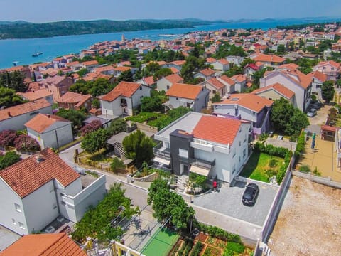 Property building, Patio, Facade/entrance, Spring, Day, Neighbourhood, Natural landscape, Bird's eye view, Summer, BBQ facilities, Balcony/Terrace, Autumn, City view, Garden view, Street view, Location