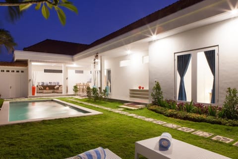 Communal lounge/ TV room, Garden, Swimming pool