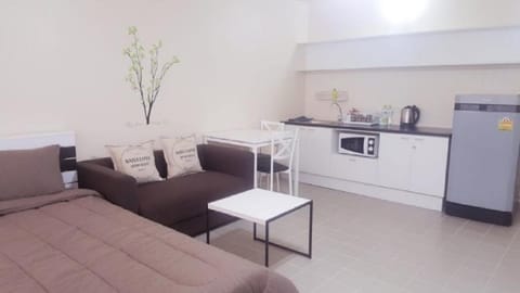 Kitchen or kitchenette, Living room, Seating area, Communal kitchen