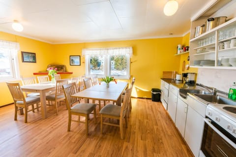 Kitchen or kitchenette, Living room, Seating area, Dining area, Communal kitchen, pet friendly