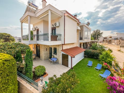 Property building, Garden, Balcony/Terrace