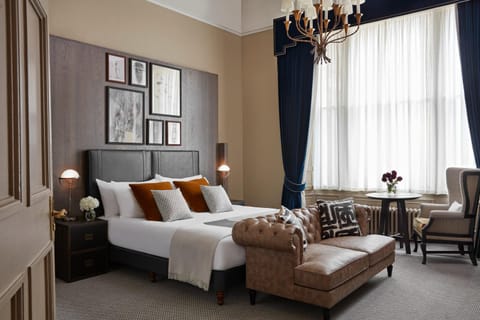 Bed, Photo of the whole room, Decorative detail, Seating area, Bedroom