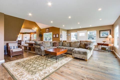 Crystal Rose Home and Cottage House in Lincoln City