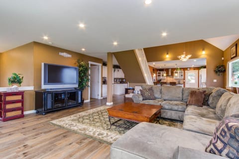 Crystal Rose Home and Cottage House in Lincoln City