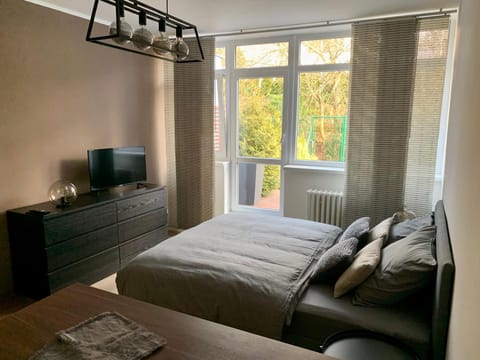 Bed, TV and multimedia, Photo of the whole room, Bedroom