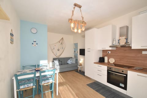 TV and multimedia, Kitchen or kitchenette, Living room, air conditioner