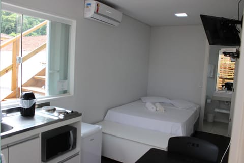 Shower, Patio, Patio, Restaurant/places to eat, Bed, Natural landscape, Bathroom, Coffee/tea facilities, Balcony/Terrace, Balcony/Terrace, Kitchen or kitchenette, Dining area, Beach, Beach, Supermarket/grocery shop, Shopping Area