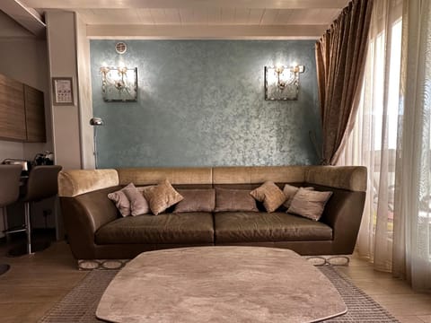 Phoenix Garda Hills Apartment in Sirmione