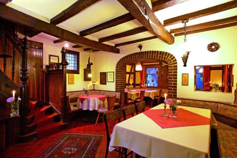 Restaurant/places to eat, Restaurant/places to eat, Dining area