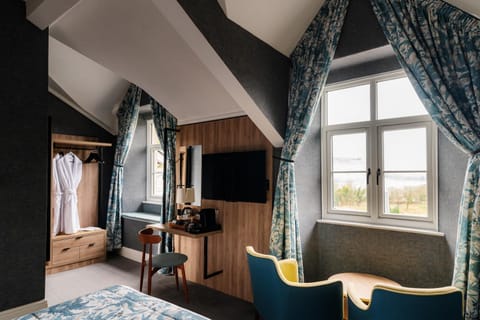 TV and multimedia, Photo of the whole room, Seating area, Bedroom