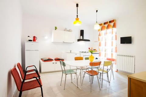 Kitchen or kitchenette, Photo of the whole room, Dining area