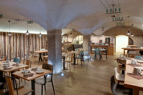 Restaurant/places to eat, Dining area, On site