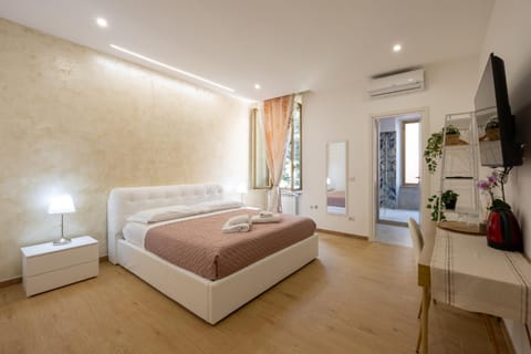 Bed, TV and multimedia, Photo of the whole room, Bedroom, internet, towels, air conditioner