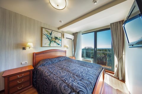 Bed, Balcony/Terrace, Bedroom