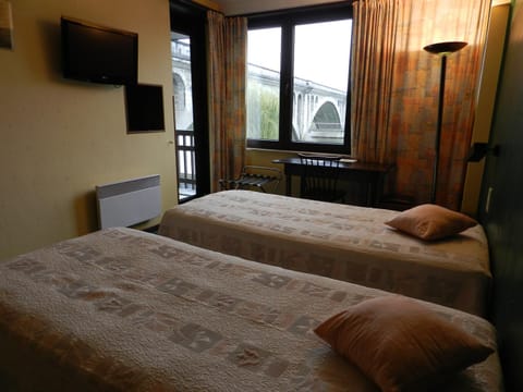 Shower, Toilet, Bathroom, TV and multimedia, Balcony/Terrace, Photo of the whole room, Seating area, Bedroom, River view