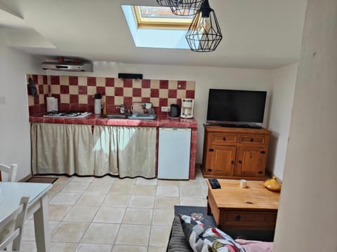 TV and multimedia, Kitchen or kitchenette, Dining area, oven, stove